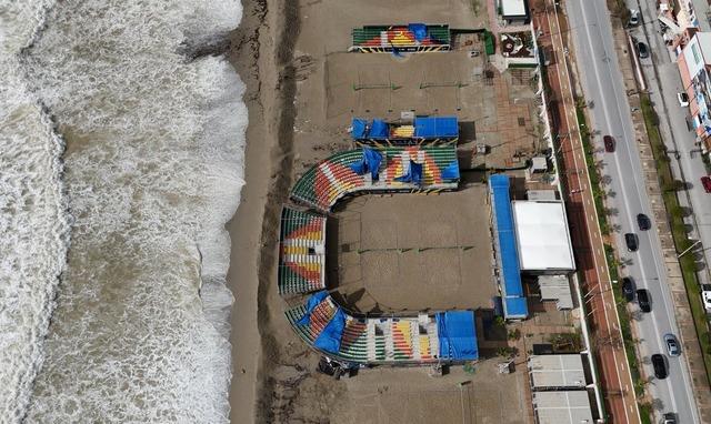 Alanya&rsquo;da etkili olan fırtına sahildeki işletmede hasara yol a&ccedil;tı 1