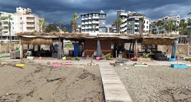 Alanya&rsquo;da etkili olan fırtına sahildeki işletmede hasara yol a&ccedil;tı 2