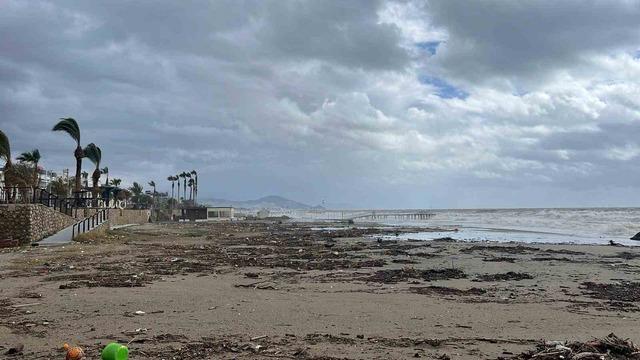 Alanya&rsquo;da etkili olan fırtına sahildeki işletmede hasara yol a&ccedil;tı 5