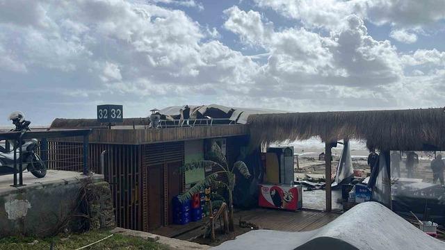 Alanya&rsquo;da etkili olan fırtına sahildeki işletmede hasara yol a&ccedil;tı 6