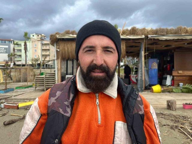 Alanya&rsquo;da etkili olan fırtına sahildeki işletmede hasara yol a&ccedil;tı 7