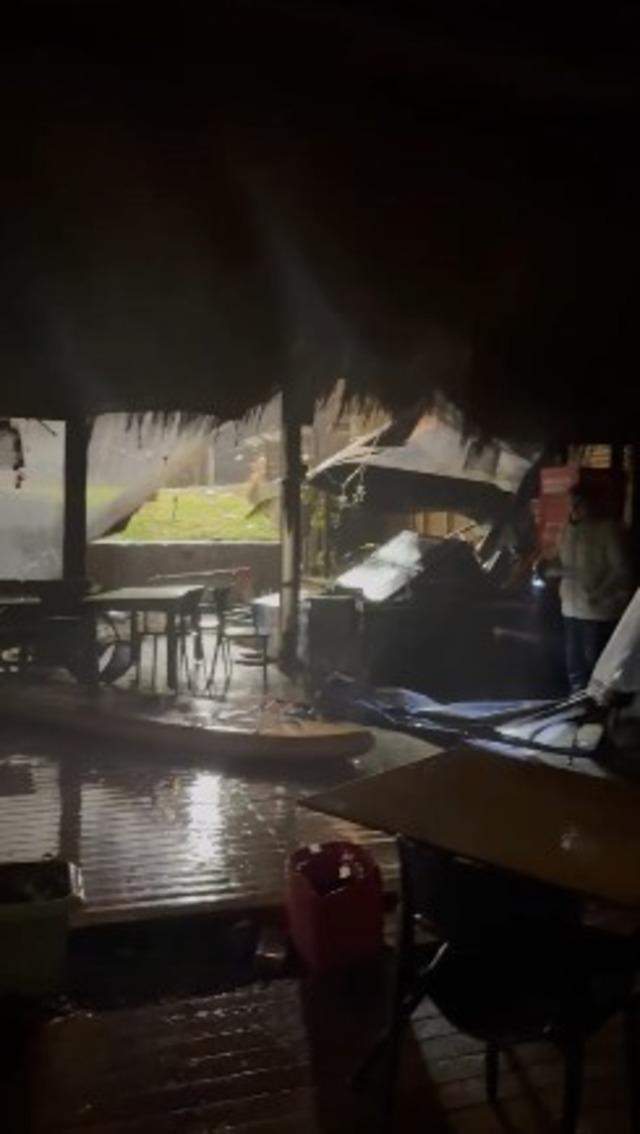 Alanya&rsquo;da etkili olan fırtına sahildeki işletmede hasara yol a&ccedil;tı 8