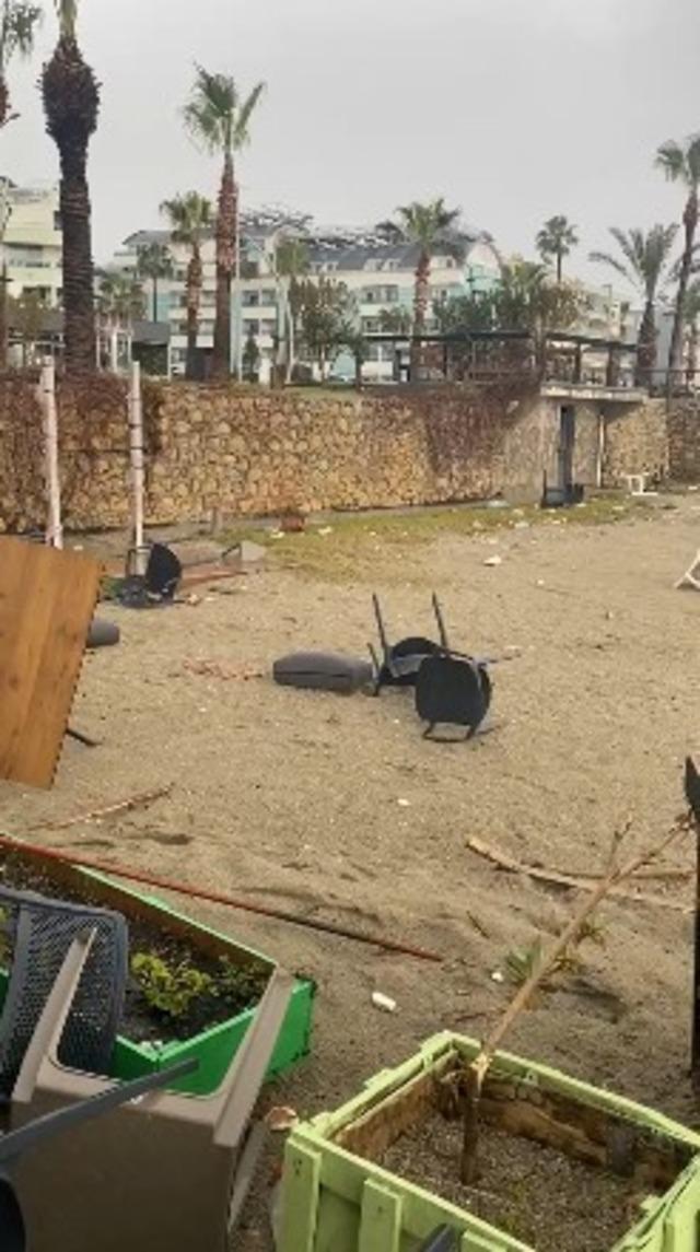 Alanya&rsquo;da etkili olan fırtına sahildeki işletmede hasara yol a&ccedil;tı 9