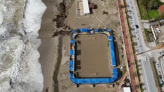 Alanya’da etkili olan fırtına sahildeki işletmede hasara yol açtı