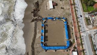 Alanya&rsquo;da etkili olan fırtına sahildeki işletmede hasara yol a&ccedil;tı