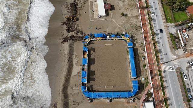 Alanya’da etkili olan fırtına sahildeki işletmede hasara yol açtı