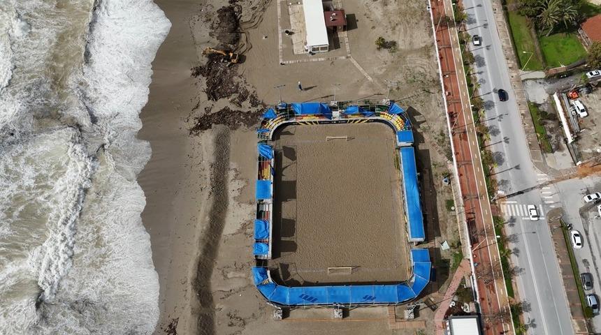 Alanya&rsquo;da etkili olan fırtına sahildeki işletmede hasara yol a&ccedil;tı