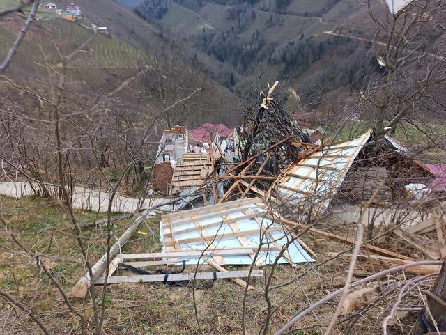 Ordu&rsquo;da fırtına: Evlerin &ccedil;atıları u&ccedil;tu 5