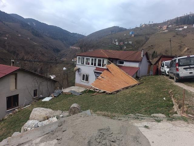 Ordu&rsquo;da fırtına: Evlerin &ccedil;atıları u&ccedil;tu 1