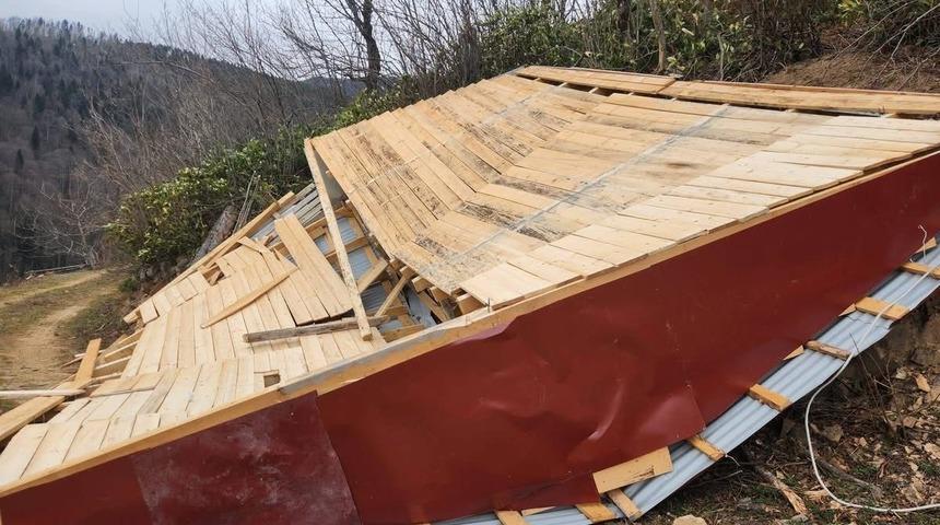 Ordu&rsquo;da fırtına: Evlerin &ccedil;atıları u&ccedil;tu