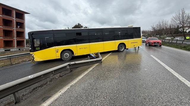 İETT otobüsü bariyere çarparak yoldan çıktı! Yaralılar var