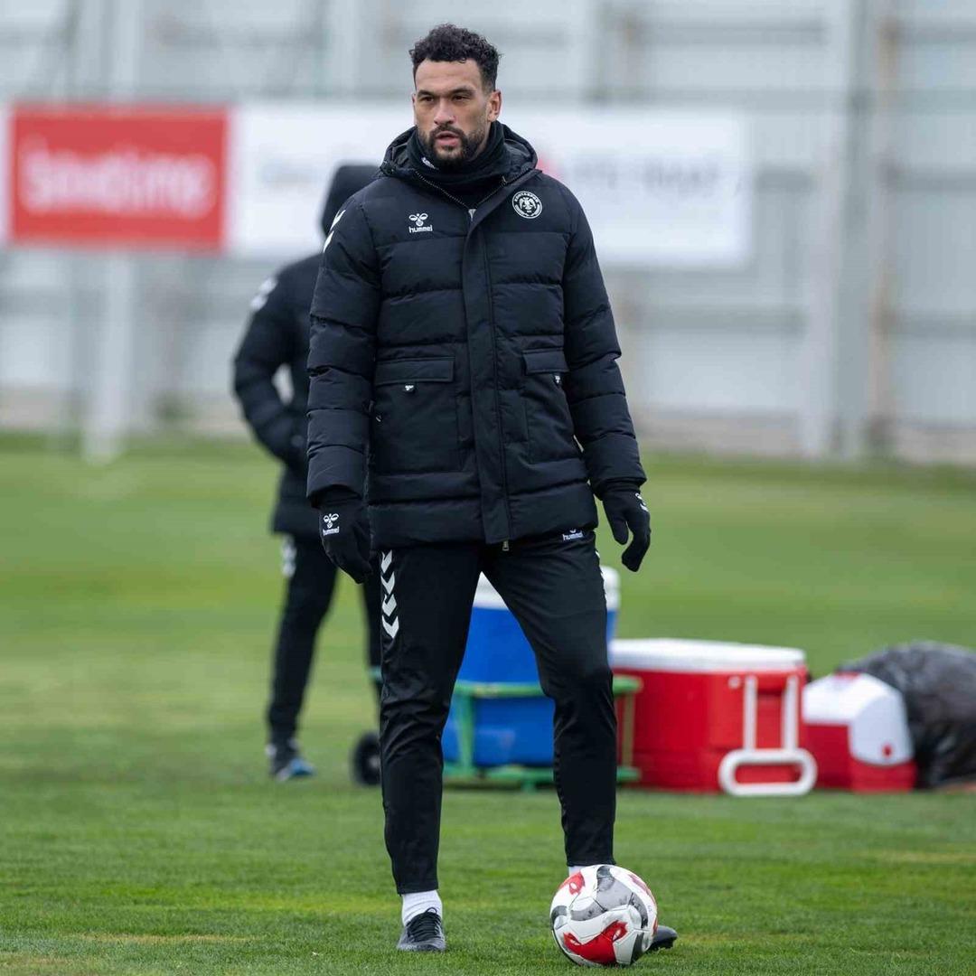 Konyaspor’da Steven Caulker, İlhan Palut’un ekibine dahil oldu 1