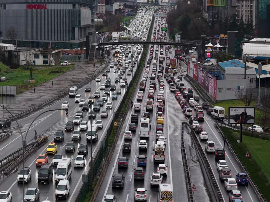 İstanbul&rsquo;da trafik yoğunluğu y&uuml;zde 90 a ulaştı  2