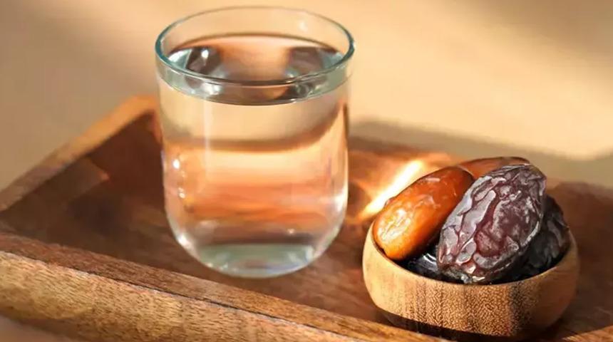 Oru&ccedil; tutarken baş ağrısı yaşamamak i&ccedil;in sahur ve iftarda mutlaka bunları yapın! Ramazan'da baş ağrısını bı&ccedil;ak gibi kesen y&ouml;ntemler