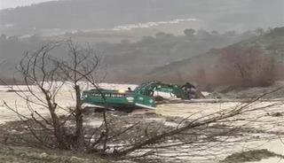 Dere taştı, mahsur kalan vatandaş iş makinesiyle kurtarıldı