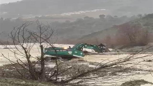 Kahramanmaraş’ta dere taştı, mahsur kalan vatandaş iş makinesiyle kurtarıldı