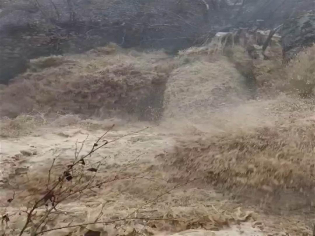 Kahramanmaraş&rsquo;ta dere taştı, mahsur kalan vatandaş iş makinesiyle kurtarıldı 1