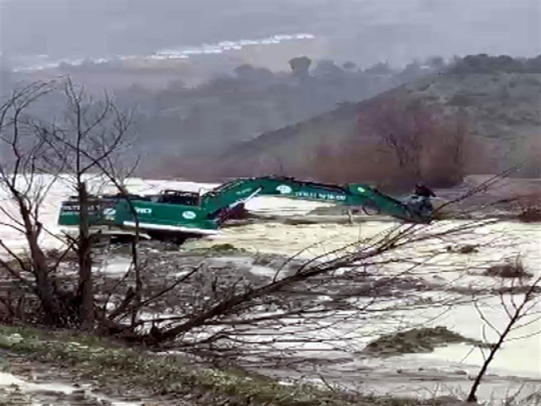 Kahramanmaraş&rsquo;ta dere taştı, mahsur kalan vatandaş iş makinesiyle kurtarıldı 2