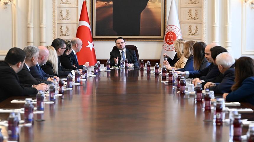 Bakan G&uuml;rlek'ten barolar i&ccedil;in 'istişare mekanizması' mesajı: "Sorunlara birlikte &ccedil;&ouml;z&uuml;m &uuml;reteceğiz"