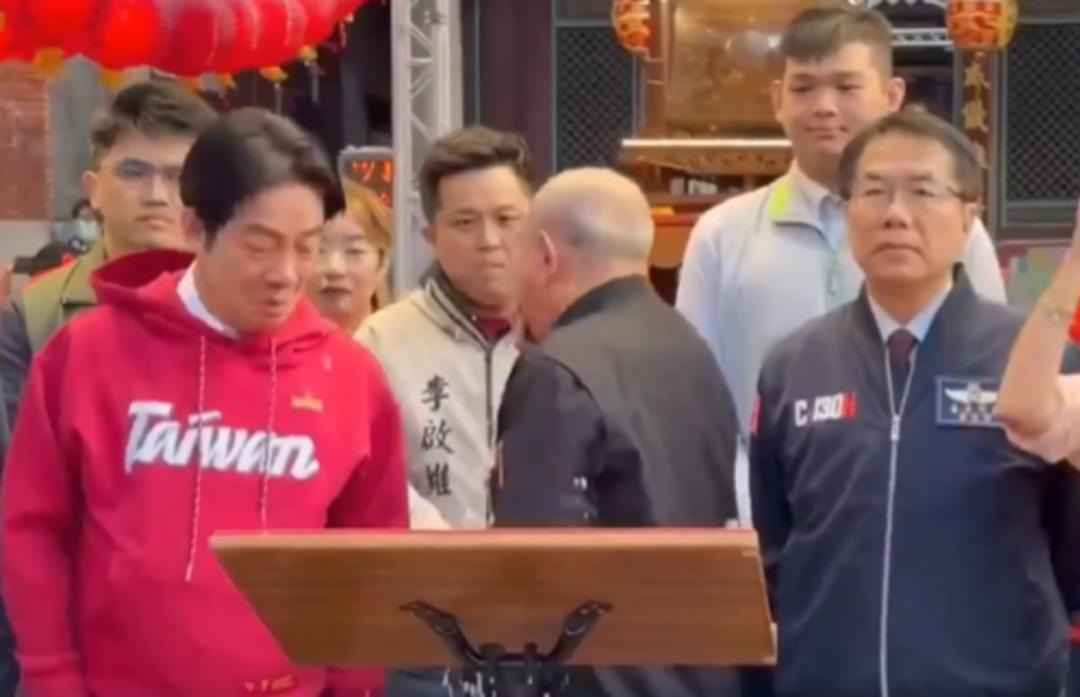 Törende şaşkına çeviren anlar: Başkan, kürsüde Cumhurbaşkanının üstüne kustu! 3