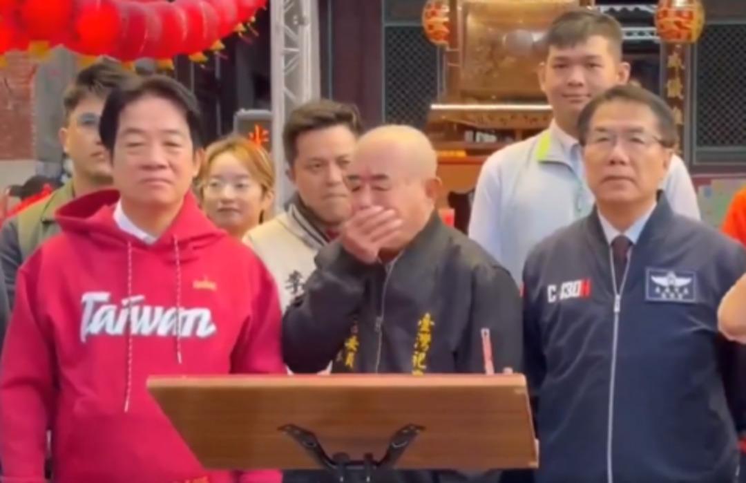 Törende şaşkına çeviren anlar: Başkan, kürsüde Cumhurbaşkanının üstüne kustu! 1