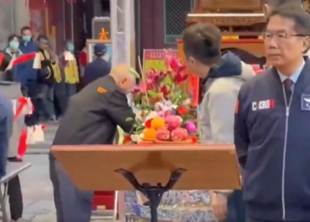 Törende şaşkına çeviren anlar: Başkan, kürsüde Cumhurbaşkanının üstüne kustu! 2