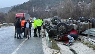 Devrilen tırın altında kalan s&uuml;r&uuml;c&uuml; hayatını kaybetti