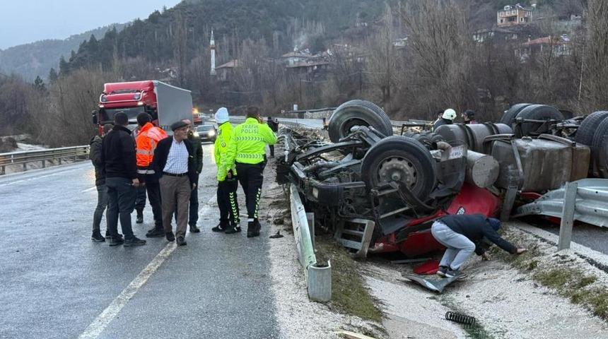 Devrilen tırın altında kalan s&uuml;r&uuml;c&uuml; hayatını kaybetti