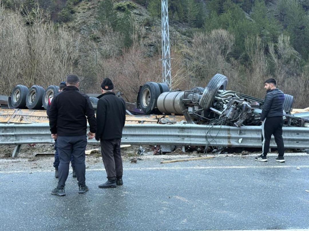 Devrilen tırın altında kalan s&uuml;r&uuml;c&uuml; hayatını kaybetti 1