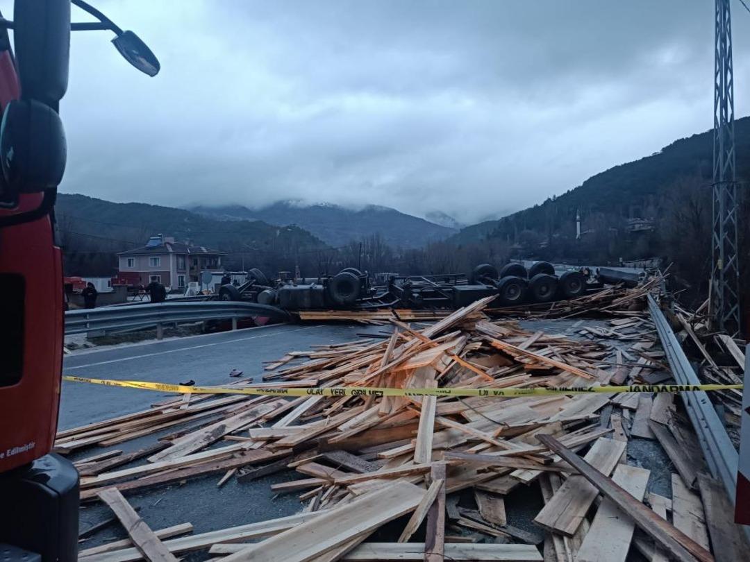 Devrilen tırın altında kalan s&uuml;r&uuml;c&uuml; hayatını kaybetti 2