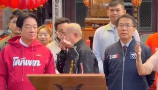 Başkan, k&uuml;rs&uuml;de Cumhurbaşkanının &uuml;st&uuml;ne kustu!