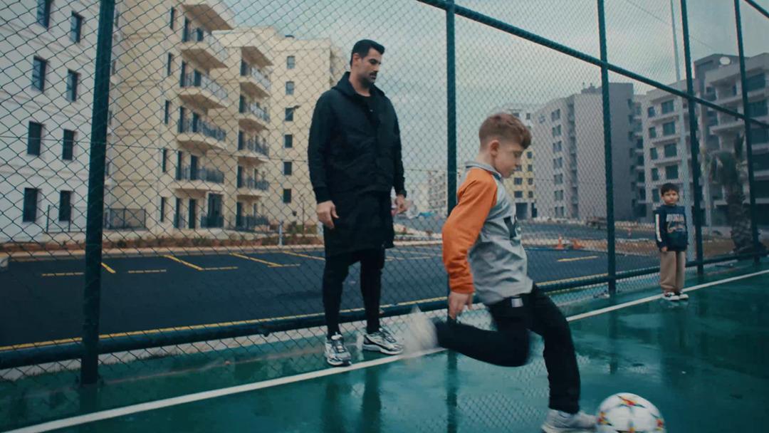 Bir&ccedil;ok &uuml;nl&uuml; isim rol aldı... Afet konutları i&ccedil;in &ouml;zel film: "Bu Başarı T&uuml;rkiye nin" 2