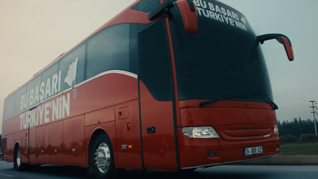 Bir&ccedil;ok &uuml;nl&uuml; isim rol aldı... Afet konutları i&ccedil;in &ouml;zel film: "Bu Başarı T&uuml;rkiye nin" 1