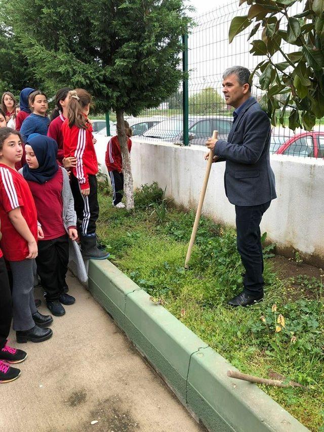 Biga’da öğrenciler fidan dikti