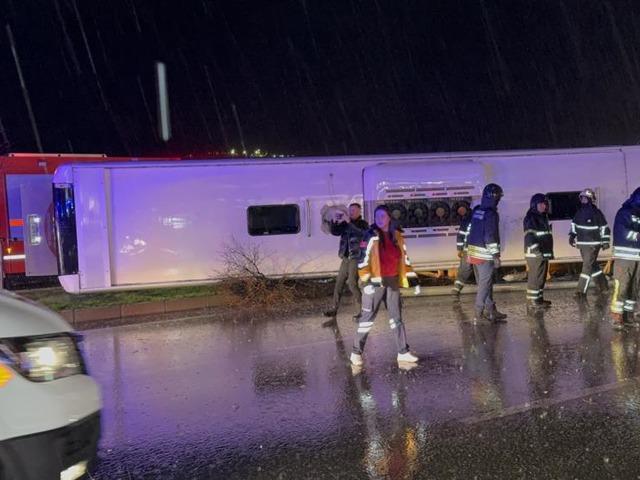 Samsun'da yolcu otob&uuml;s&uuml; devrildi: 6 yaralı