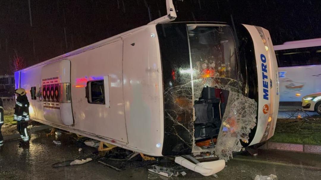 Samsun da yolcu otob&uuml;s&uuml; devrildi: 6 yaralı 1