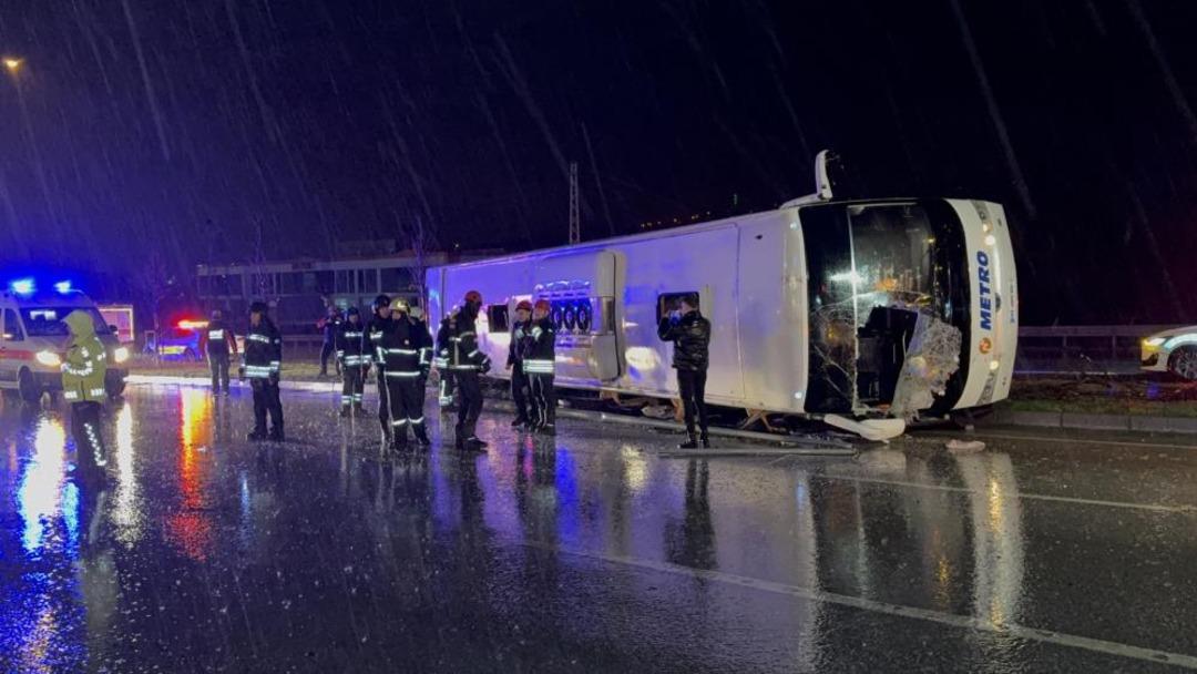 Samsun da yolcu otob&uuml;s&uuml; devrildi: 6 yaralı 2