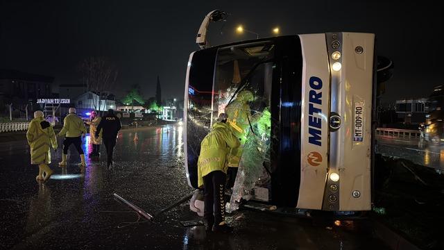 Samsun da yolcu otob&uuml;s&uuml; devrildi, 7 kişi yaralandı 4