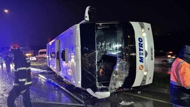 Samsun da yolcu otob&uuml;s&uuml; devrildi, 7 kişi yaralandı 2