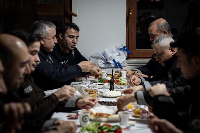 Ankara da polisler ilk sahurunu mesai başında yaptı 7