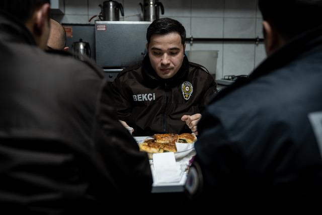 Ankara da polisler ilk sahurunu mesai başında yaptı 6