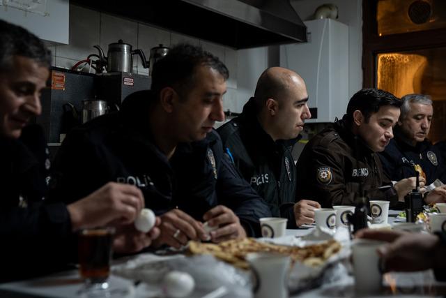 Ankara da polisler ilk sahurunu mesai başında yaptı 4