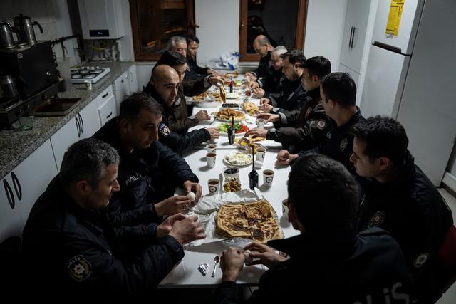 Ankara da polisler ilk sahurunu mesai başında yaptı 2