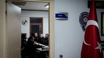 Ankara'da polisler ilk sahurunu mesai başında yaptı