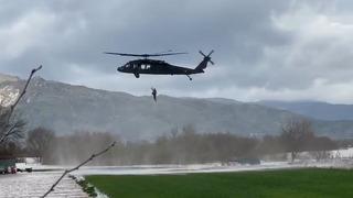 Son dakika: 1 hafta boyunca mahsur kalmış! Tesad&uuml;fen fark edildi, helikopterle kurtarıldı