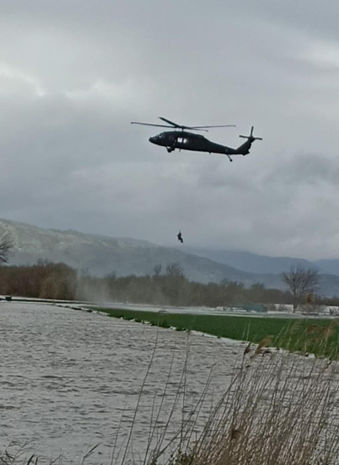 1 hafta boyunca mahsur kalmış! Tesad&uuml;fen fark edildi, helikopterle kurtarıldı 1