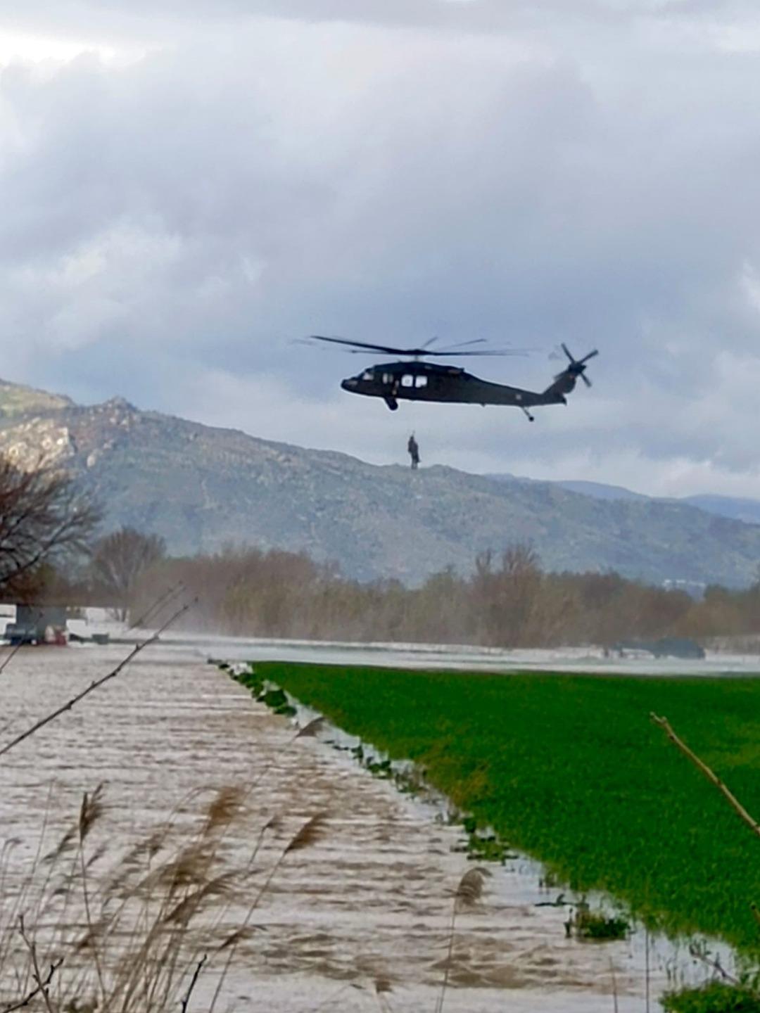 1 hafta boyunca mahsur kalmış! Tesad&uuml;fen fark edildi, helikopterle kurtarıldı 2