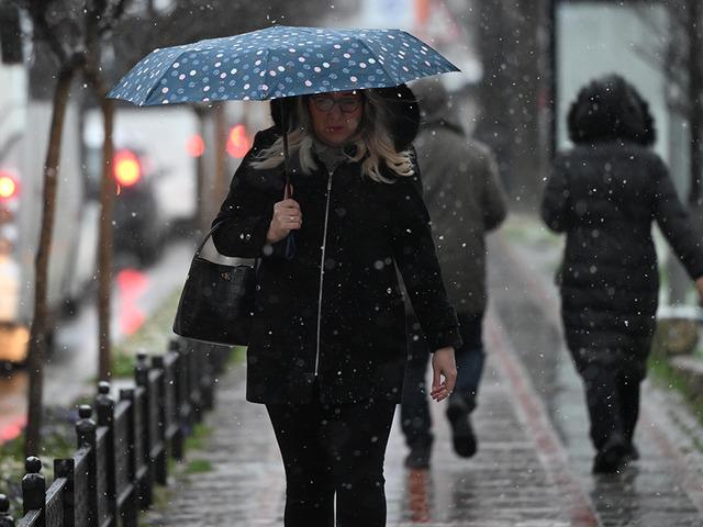 Bahar havası bitti! İstanbul&rsquo;a kar yağışı geliyor: Sıcaklık 7 derece birden d&uuml;şecek