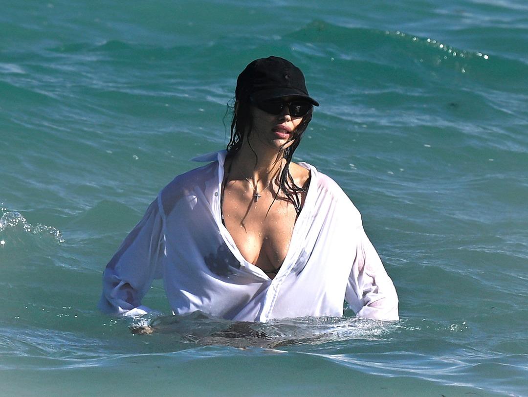 Irina Shayk kızıyla denizin tadını &ccedil;ıkardı! Fit g&ouml;r&uuml;n&uuml;m&uuml;yle dikkat &ccedil;ekti 1