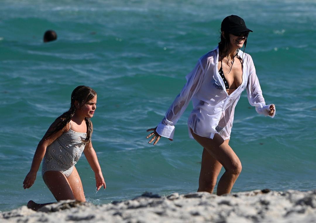 Irina Shayk kızıyla denizin tadını &ccedil;ıkardı! Fit g&ouml;r&uuml;n&uuml;m&uuml;yle dikkat &ccedil;ekti 2